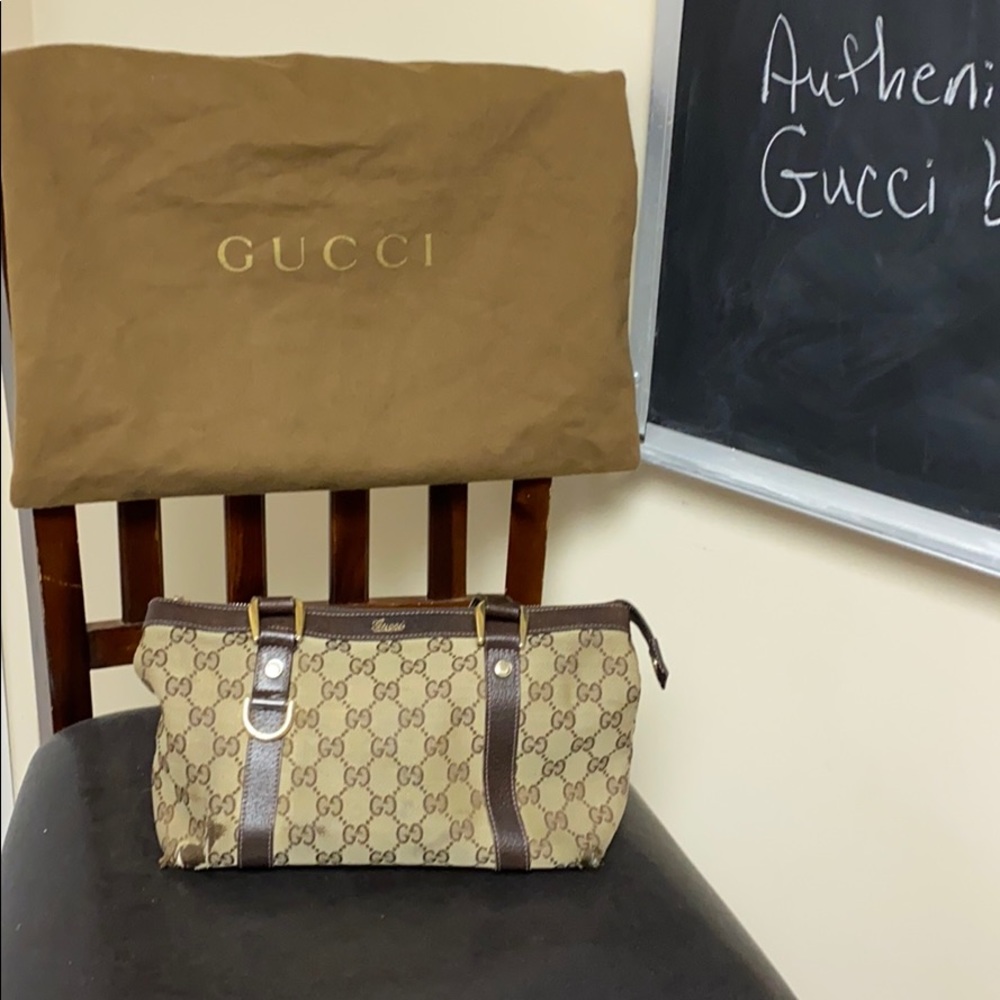 Authinic Gucci purse with original dust bag small